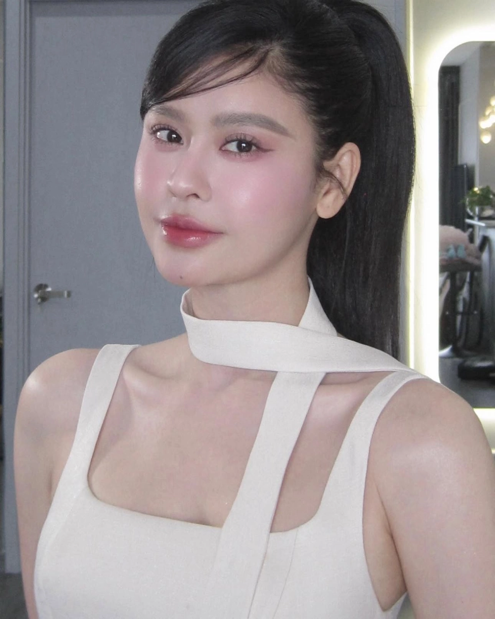 Ảnh avatar cô gái tạo cảm giác gần gũi và nữ tính.