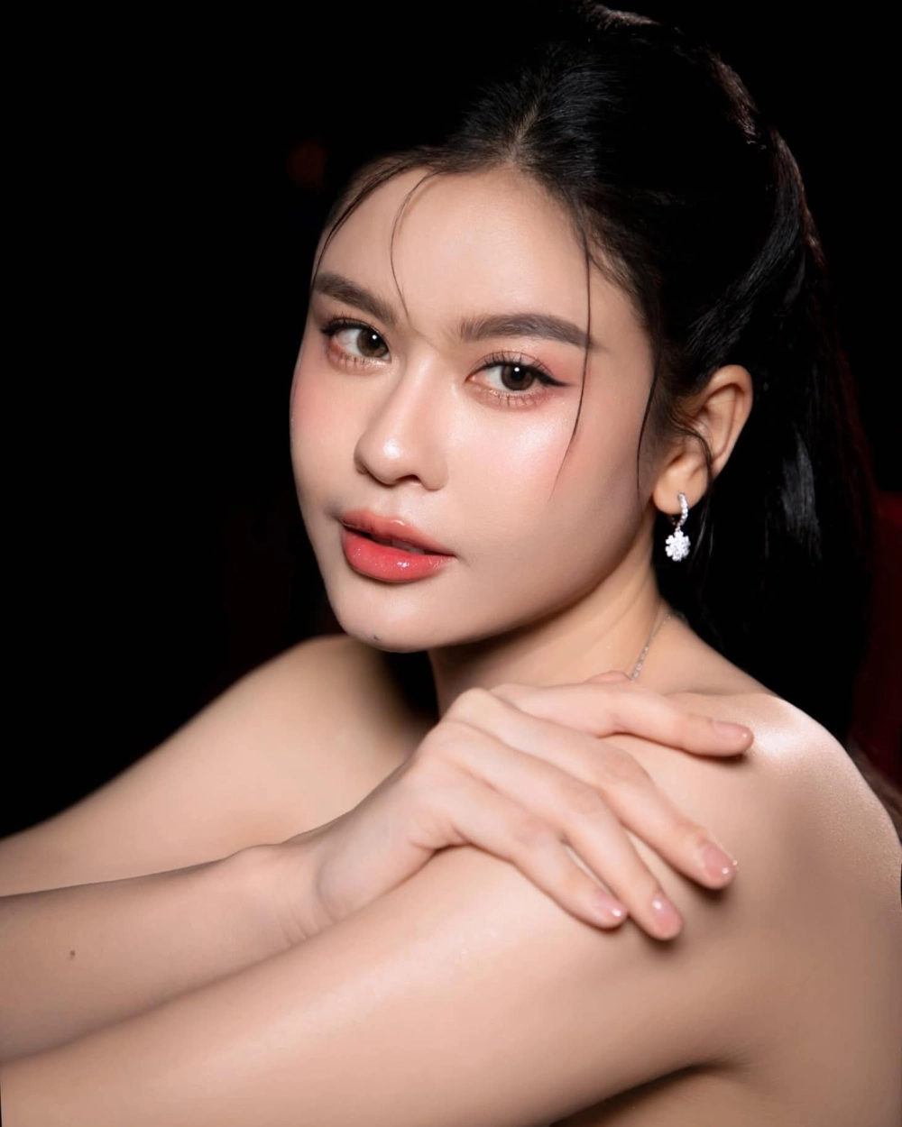 Ảnh avatar đẹp cho con gái ngầu thể hiện cá tính mạnh mẽ và khác biệt.