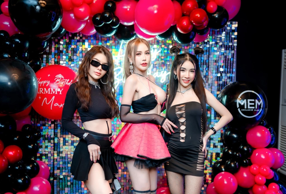 Ảnh bóp vú gái xinh tay bóp ngực căng tròn kích thích sexy quyến rũ cuồng nhiệt