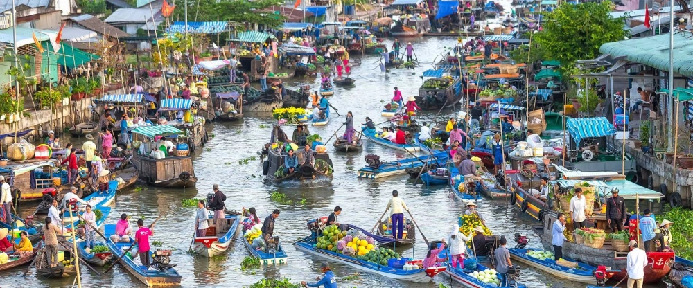 Ảnh chợ nổi Cà Mau ghi lại cảnh mua bán nhộn nhịp.