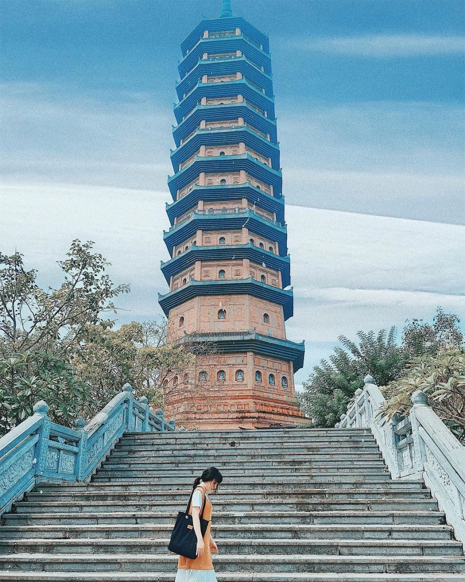 Ảnh Chùa Bái Đính mang đến cho bạn một cái nhìn tổng quan về vẻ đẹp hùng vĩ của quần thể chùa