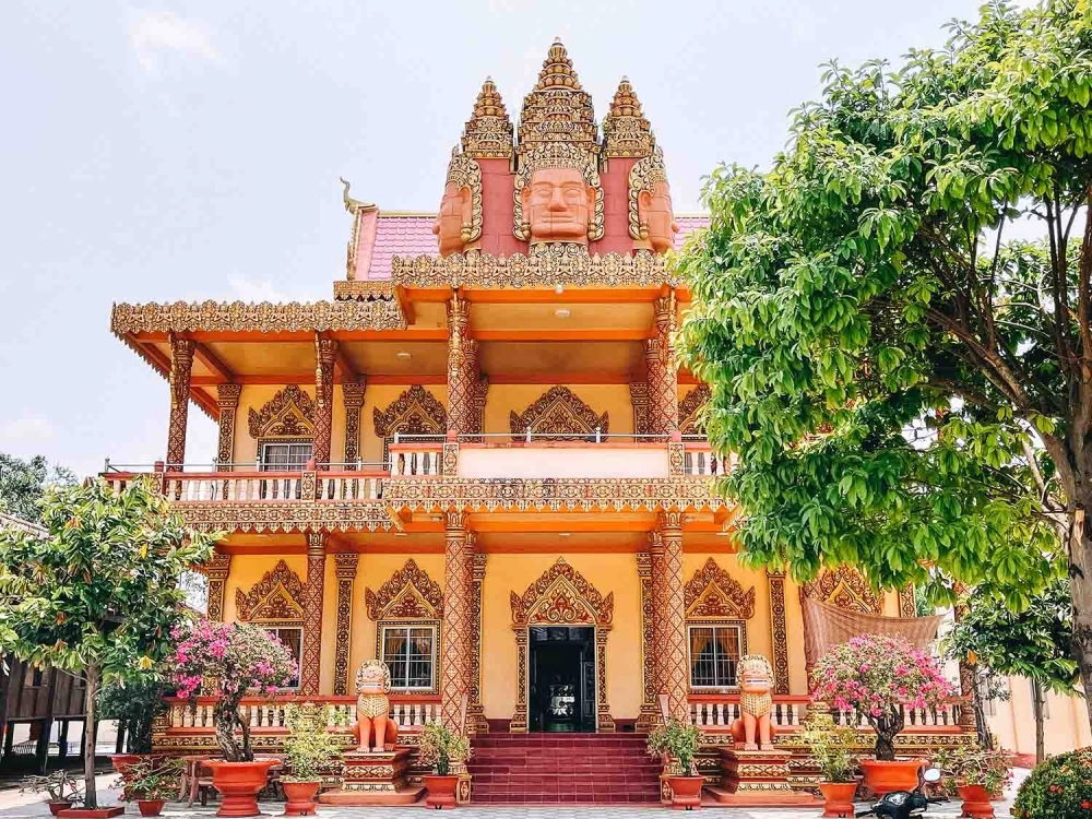 Ảnh chùa Xiêm Cán nổi bật với màu sắc vàng rực.