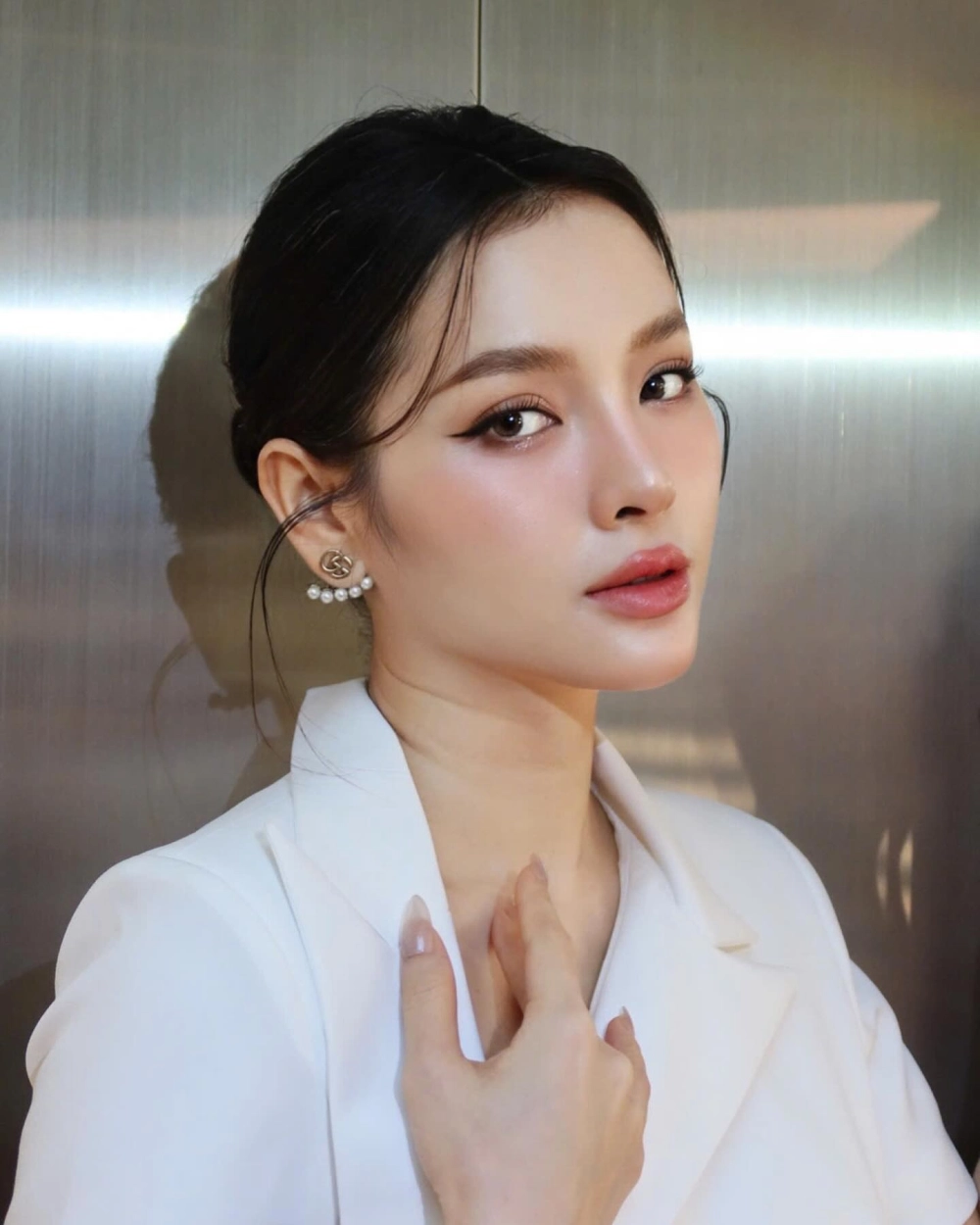 Ảnh gái đẹp làm hình nền sexy thể hiện nét quyến rũ tinh tế và thu hút.