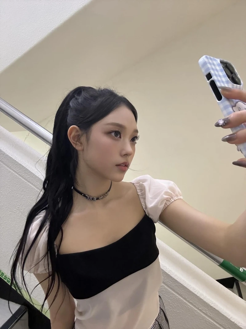 Ánh nhìn đặc trưng từ haerin ánh mắt mèo