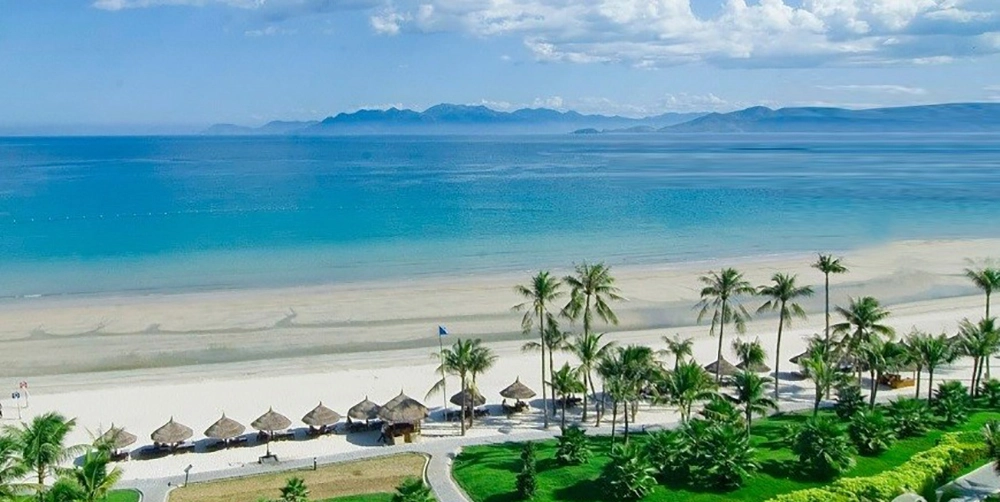 Bãi biển đẹp tuy hoà nổi bật với làn nước trong xanh và không khí mát mẻ
