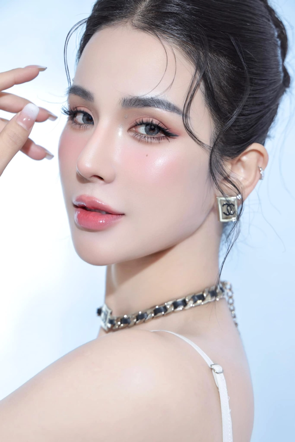 Bạn có biết Diệp Lâm Anh làm nghề gì không