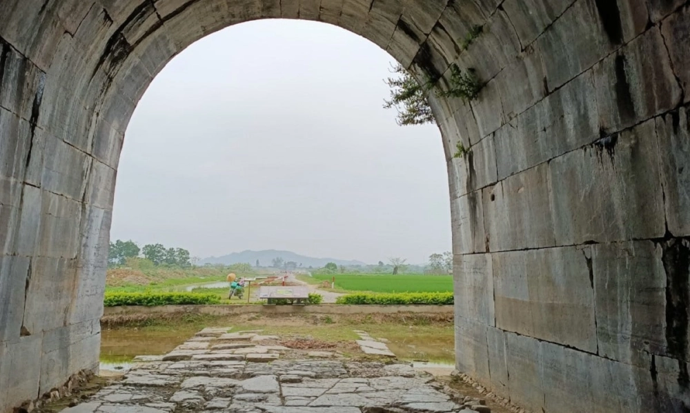 Bạn có biết thành nhà hồ có tên gọi khác là gì
