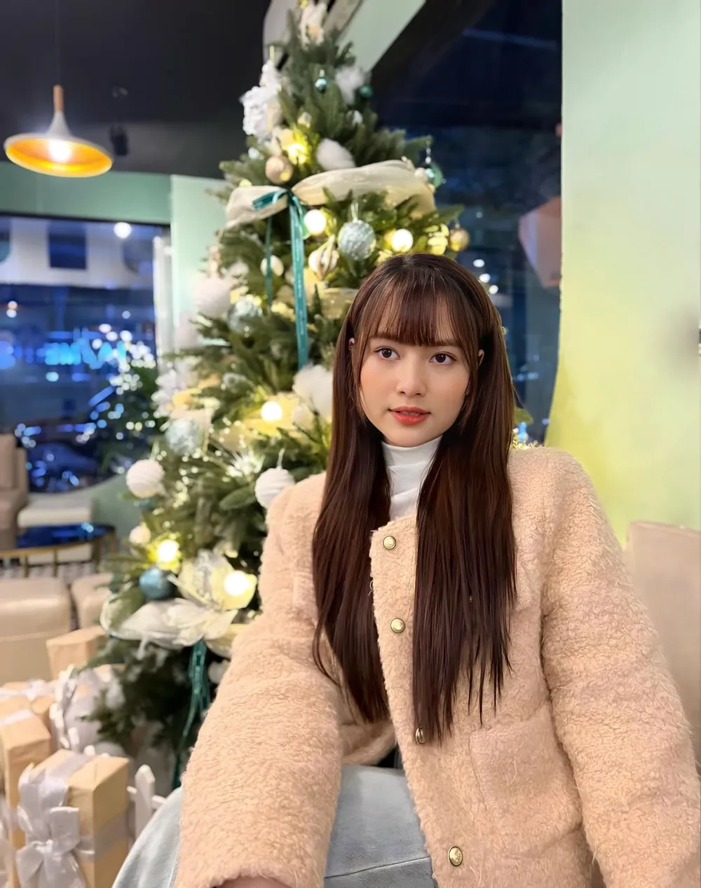 Bạn đã theo dõi diễn viên Việt Hoa instagram chưa