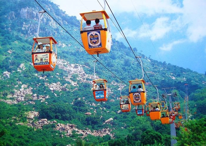 Bay lên đỉnh bằng cáp treo chùa bà đen tiện lợi