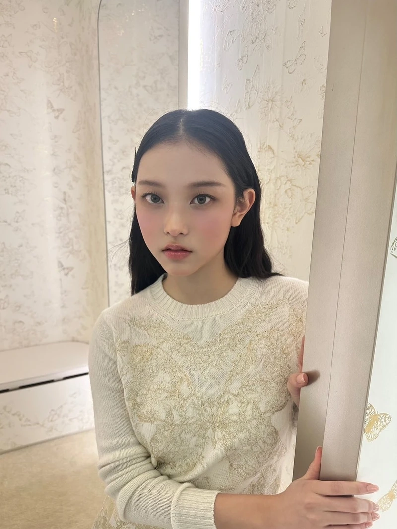 Bí quyết pose dáng từ haerin tạo dáng