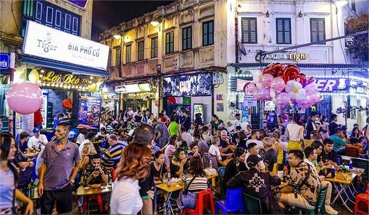 Bia hơi phố cổ Tạ Hiện thưởng thức bia hơi tươi ngon tại các quán vỉa hè