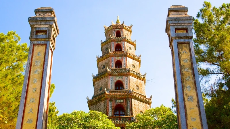 Biểu tượng tâm linh cổ xưa chùa thiên mụ ở huế