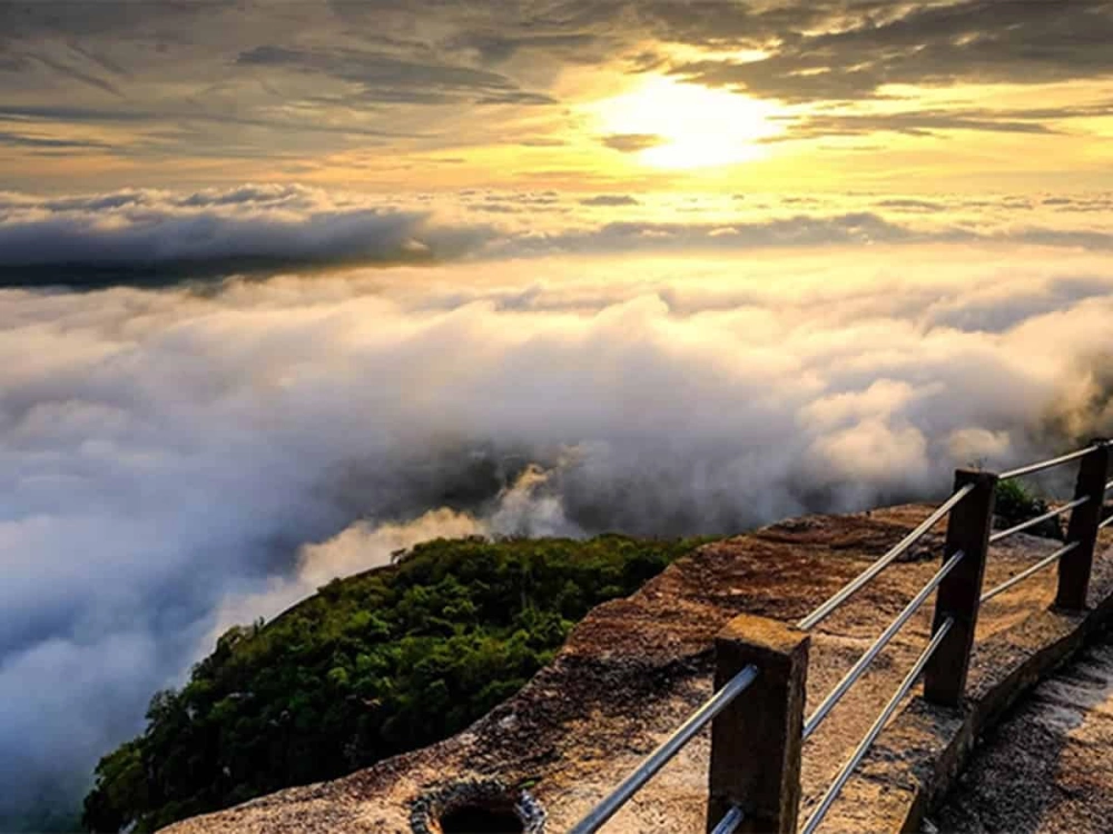 Bình minh rực rỡ trên núi cô tô tri tôn thơ mộng