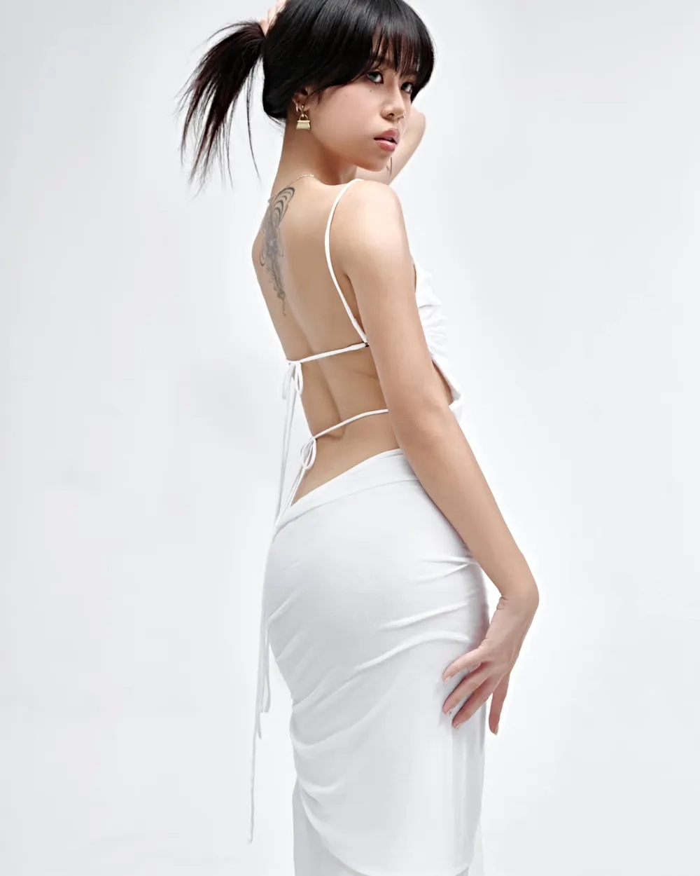 Cảm hứng thời trang từ Tlinh lên đồ