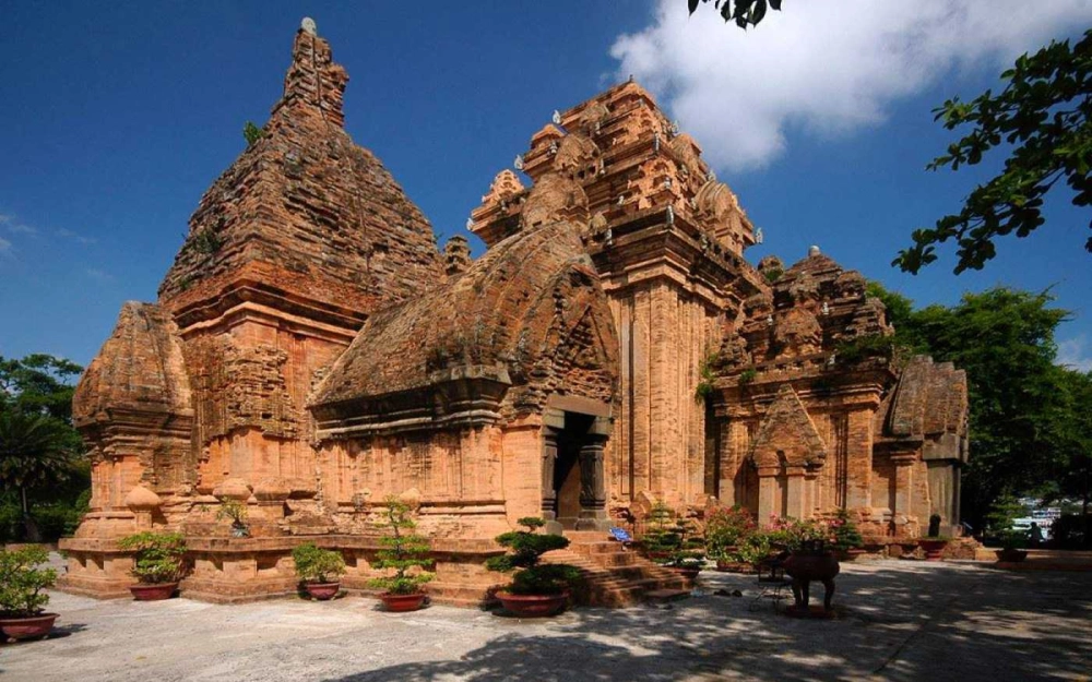 Cảm nhận sự linh thiêng tại tháp bà ponagar