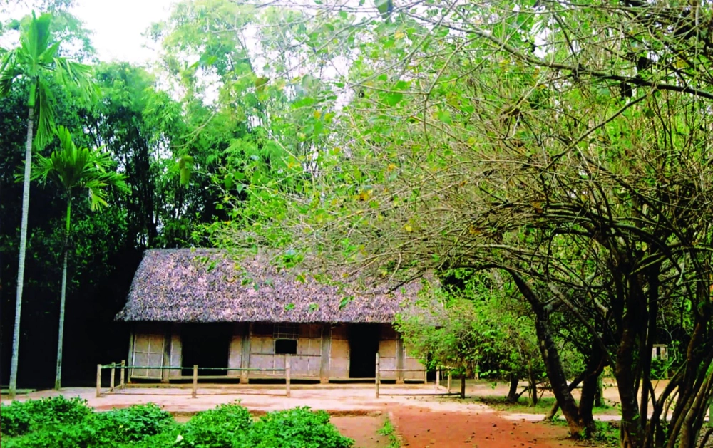 Căn nhà gỗ đơn sơ trong nhà bác hồ ở làng sen vẫn còn đó