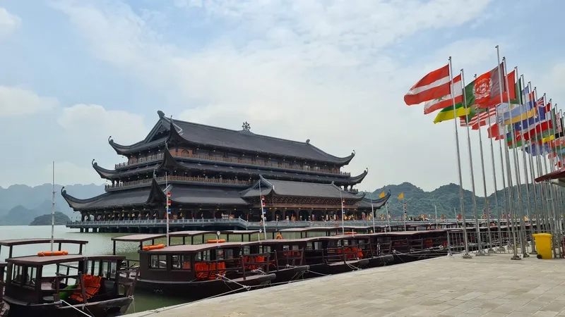 Cảnh quan Chùa Tam Chúc tuyệt đẹp, với núi non và hồ nước bao quanh