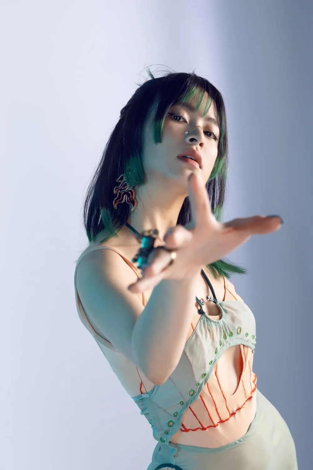Cập nhật nhanh album mới Hoàng Thùy Linh