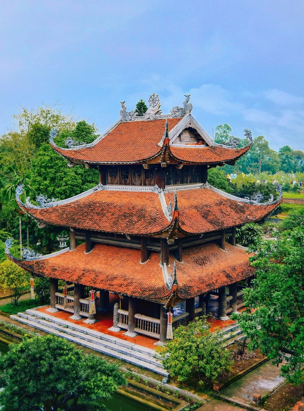 Cầu đá chùa nôm là cầu nổi tiếng bắc qua dòng sông thơ mộng