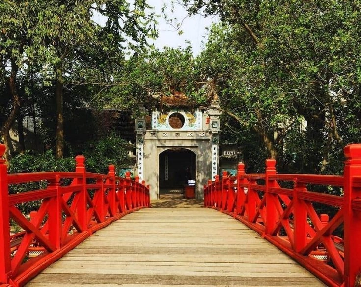 Checkin bên cầu ở hồ gươm giữa lòng Hà Nội