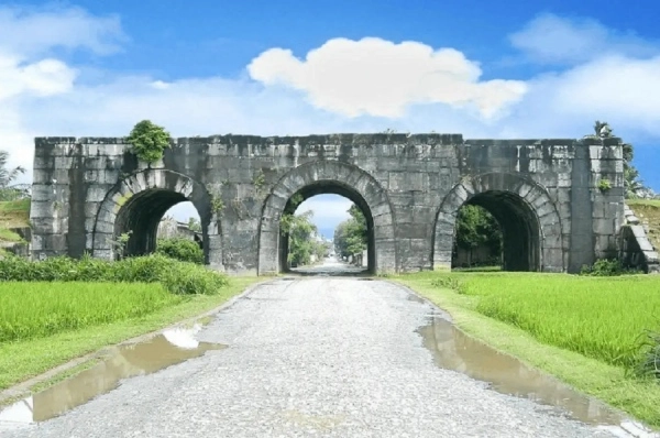 Chi tiết hơn hình ảnh của thành nhà hồ theo thời gian