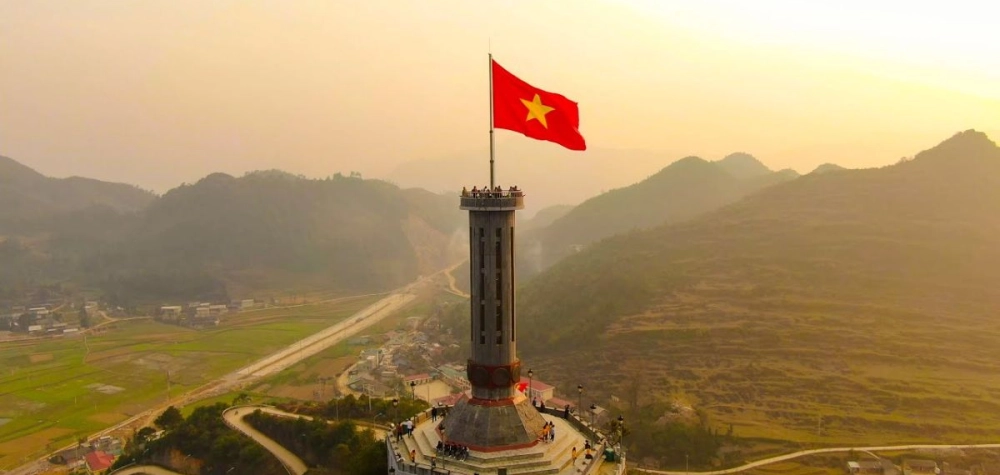 Chia sẻ hình ảnh cột cờ lũng cú đẹp mắt