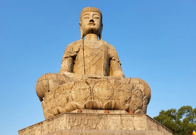 Chiêm bái tượng Phật A Di Đà chùa Phật Tích huyền bí