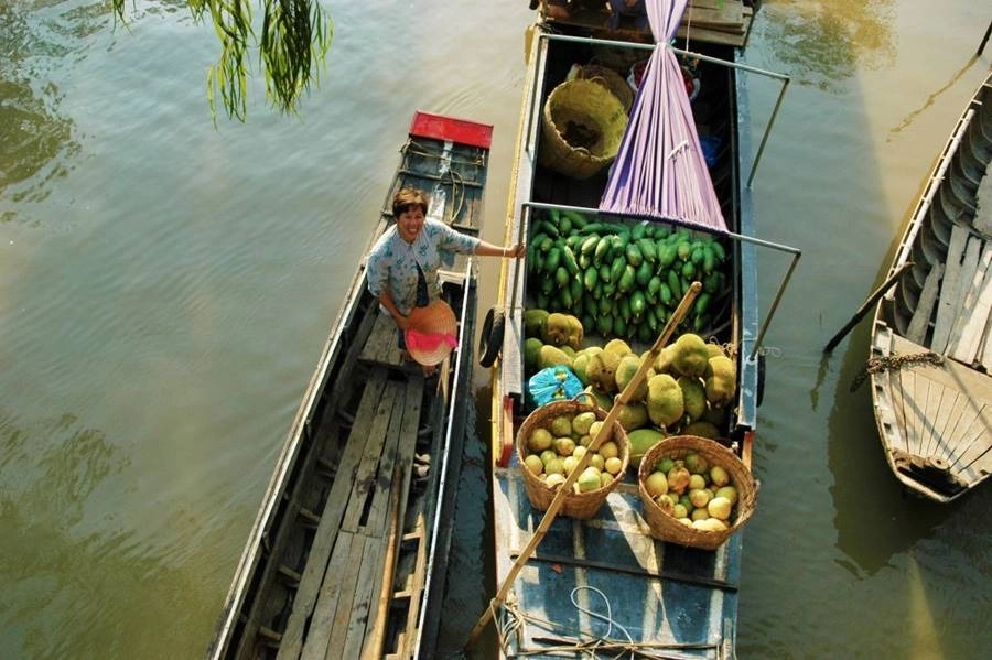 Chợ nổi Cà Mau buổi sáng đông vui, tấp nập ghe thuyền.