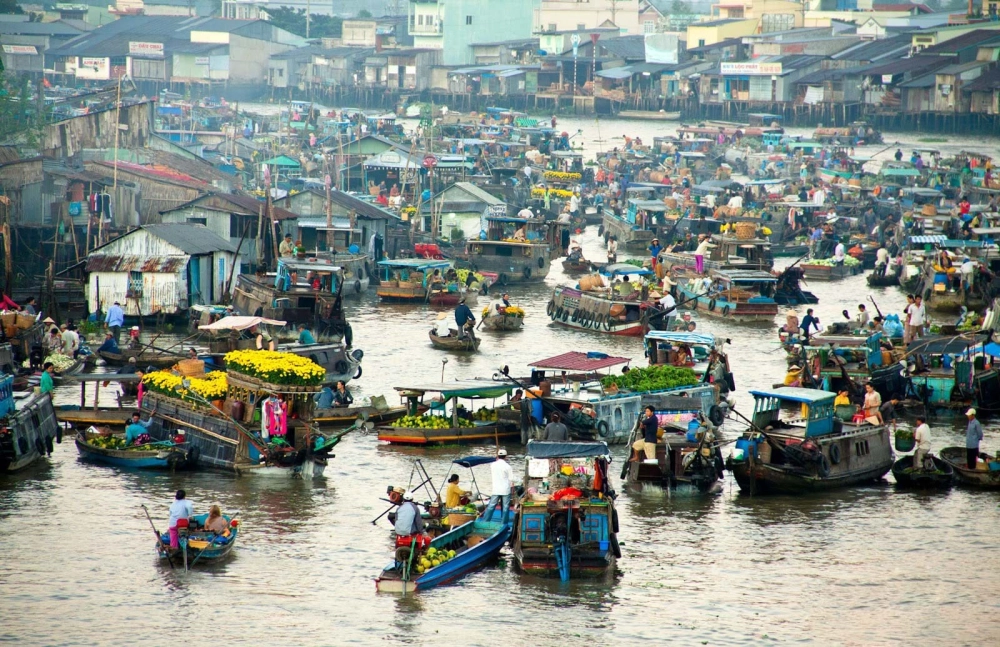 Chợ nổi Cà Mau là nét văn hóa sông nước đặc trưng miền Tây.