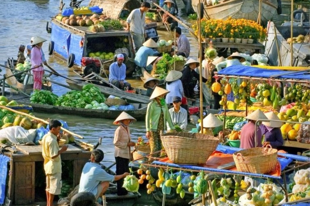 Chợ nổi Cà Mau nổi tiếng với không khí dân dã.