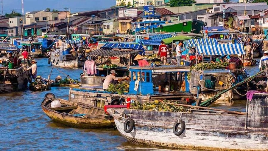 Chợ nổi Cà Mau sông nước gắn liền với cuộc sống người dân.
