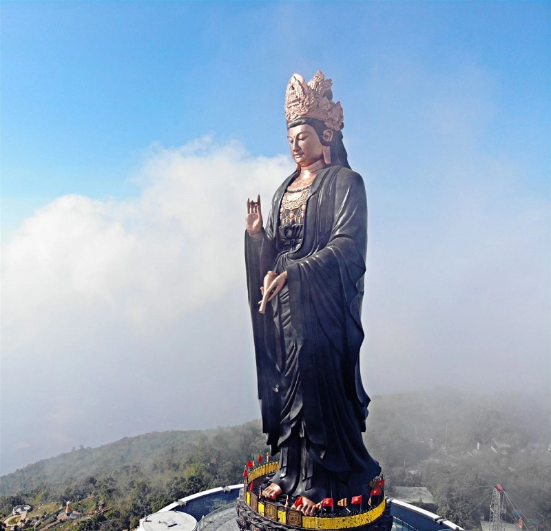 Chùa Bà Đen núi Tây Ninh giữa mây trời