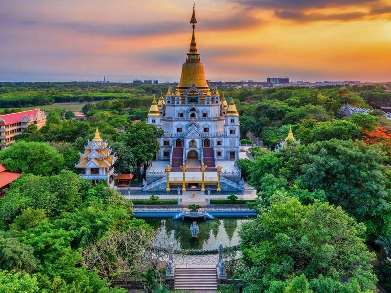 Chùa Bửu Long Sài Gòn, có view nhìn ra sông và rừng cây xanh mát