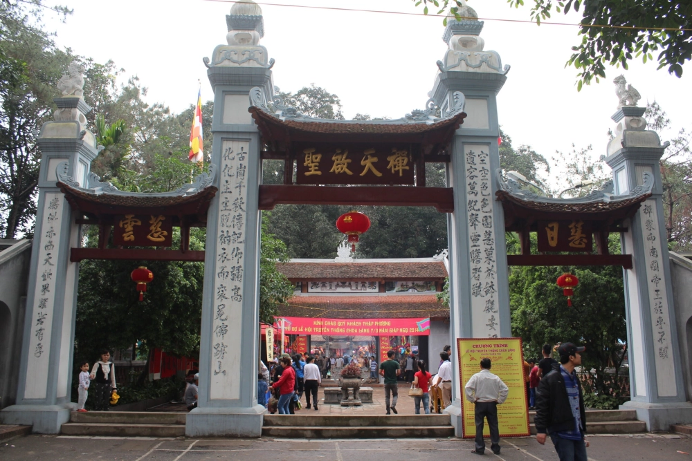 Chùa Láng cầu may đầu năm được nhiều người lựa chọn.