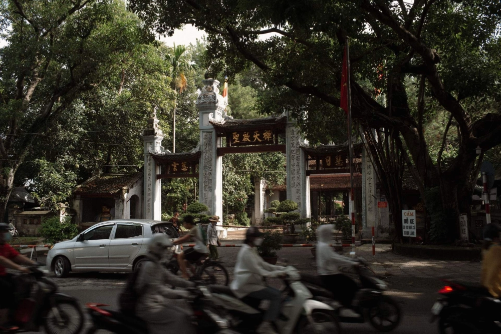Chùa Láng linh thiêng, được nhiều người đến cầu bình an.