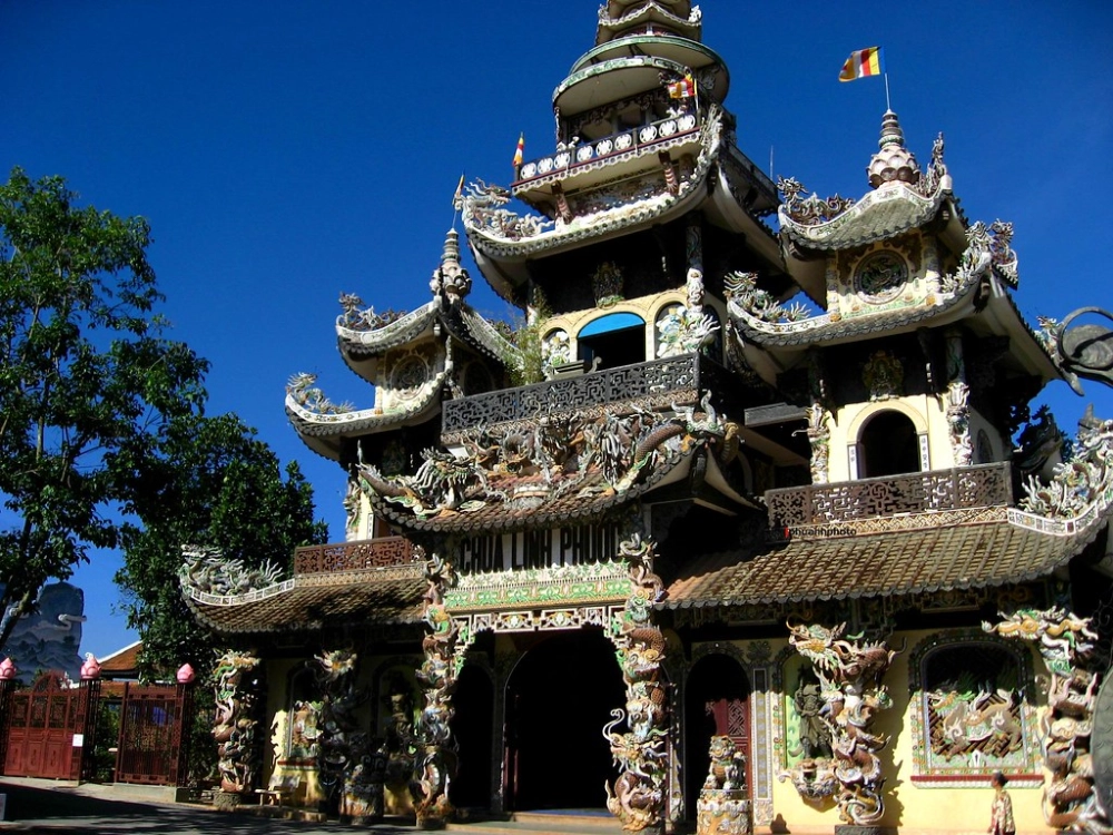 Chùa linh phước đà lạt thu hút khách thập phương tới chiêm bái