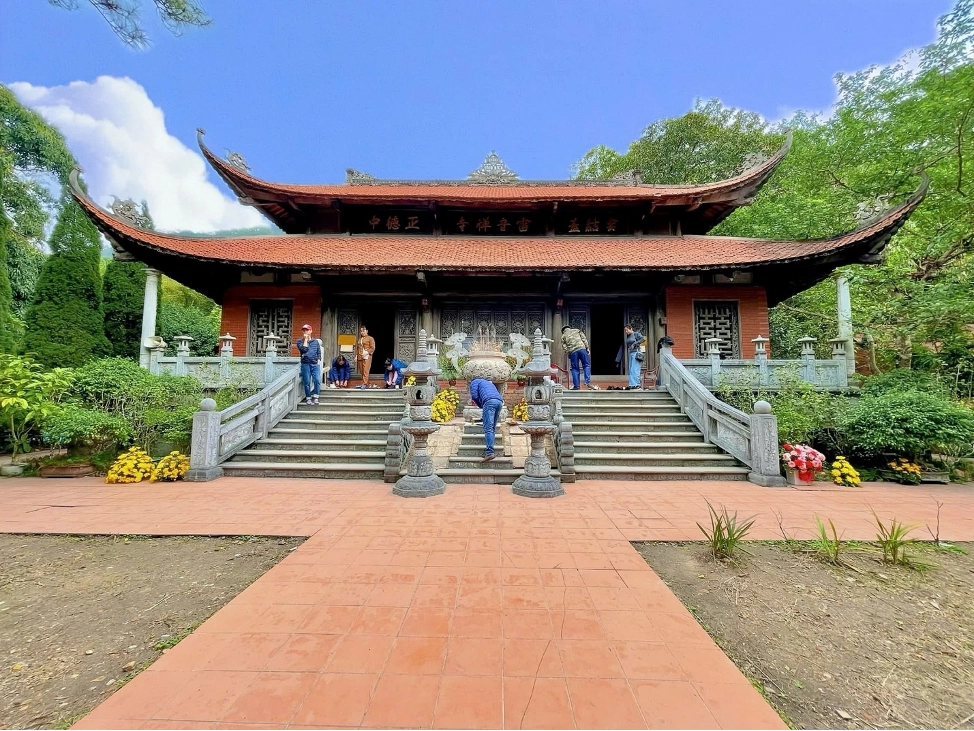 Chùa Lôi Âm Quảng Ninh, tọa lạc giữa không gian hùng vĩ của núi rừng