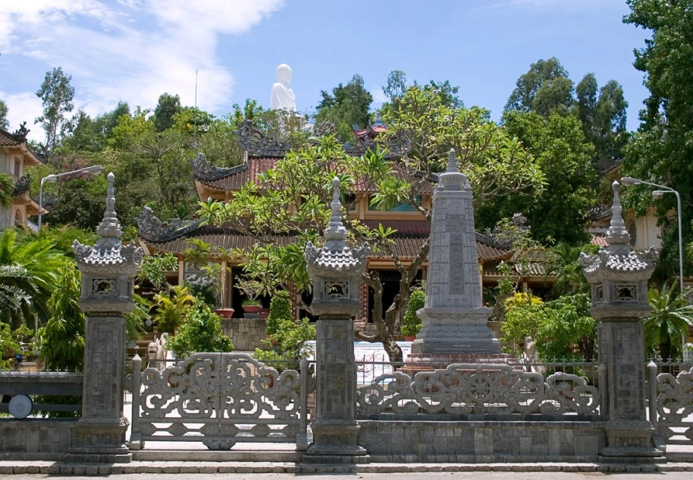 Chùa Long Sơn ở đâu, nằm tại số 22 đường 23/10 Nha Trang