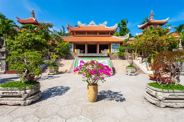 Chùa Long Sơn ở Nha Trang, tọa lạc dưới chân núi Trại Thủy