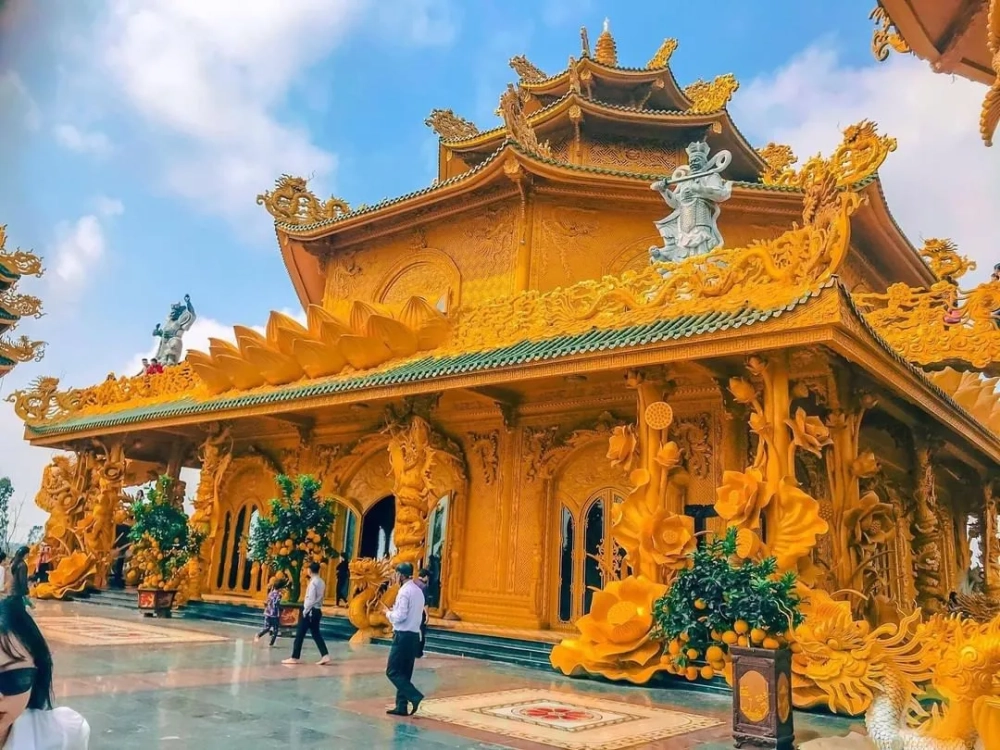 Chùa Phúc Lâm La Mát nổi bật giữa không gian xanh thanh tịnh