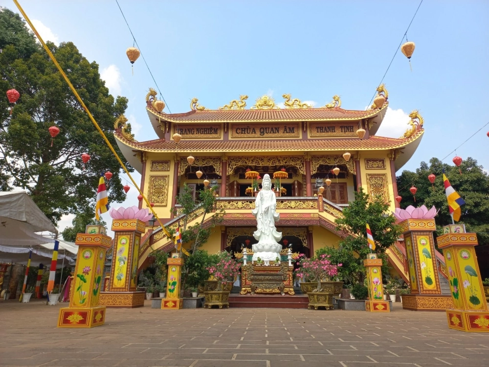 Chùa Quan Âm linh thiêng, được nhiều người đến cầu bình an.