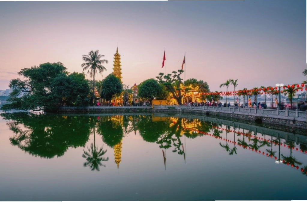 Chùa Trấn Quốc soi bóng trên mặt hồ Tây yên ả