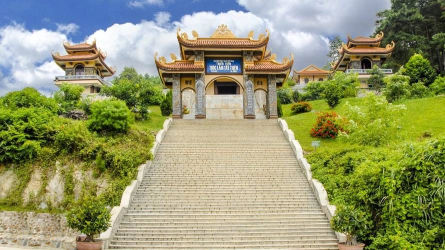 Chùa Trúc Lâm Tây Thiên, nằm giữa non xanh yên bình