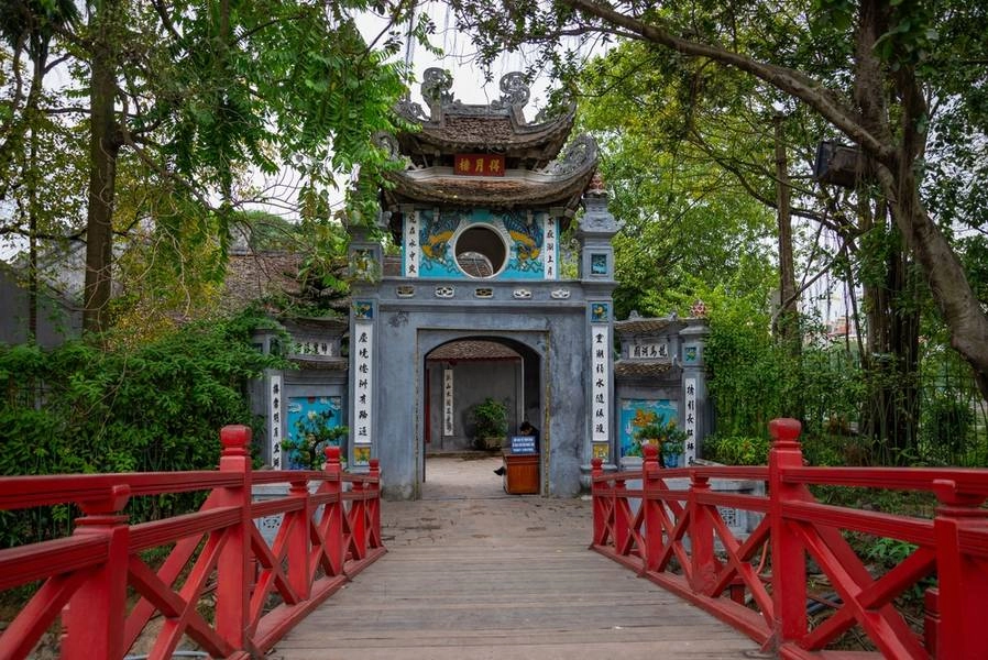 Cổng đền Ngọc Sơn chạm trổ tinh tế đẹp