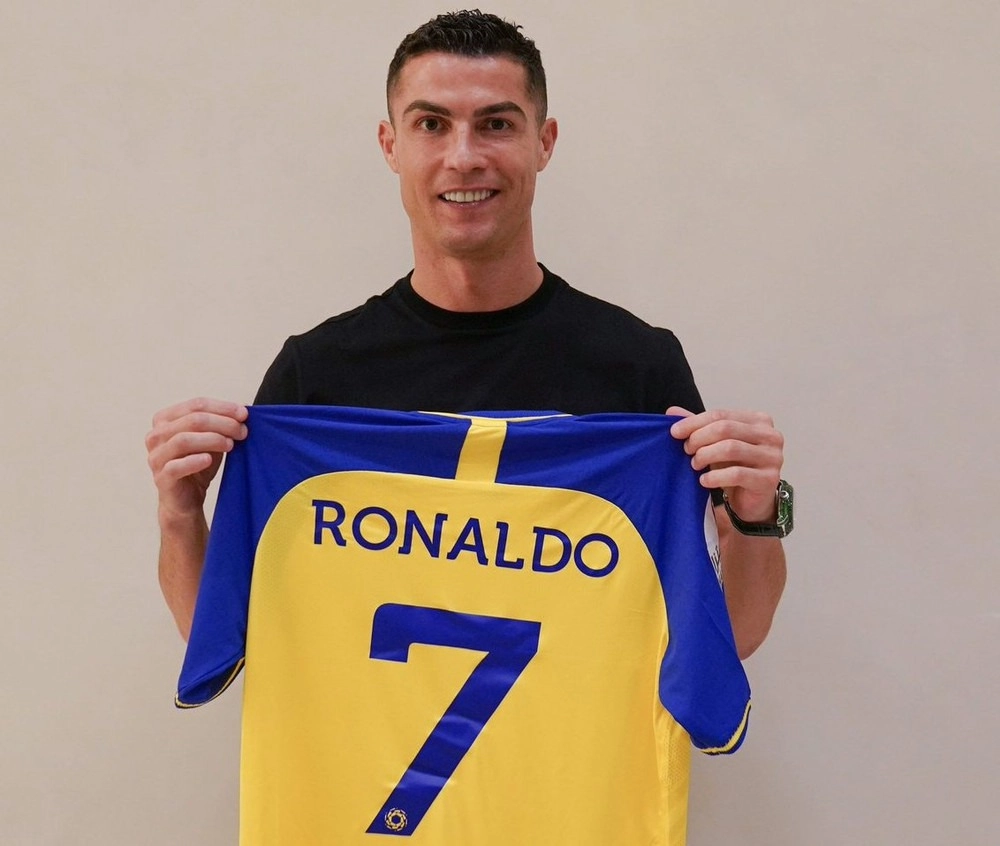 Cristiano ronaldo là một trong những cầu thủ vĩ đại nhất thế giới.