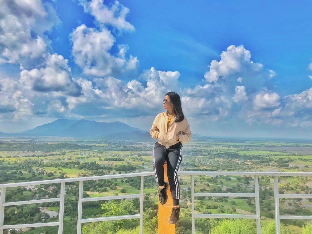 Cùng hội bạn trẻ leo núi cô tô săn mây cực chill