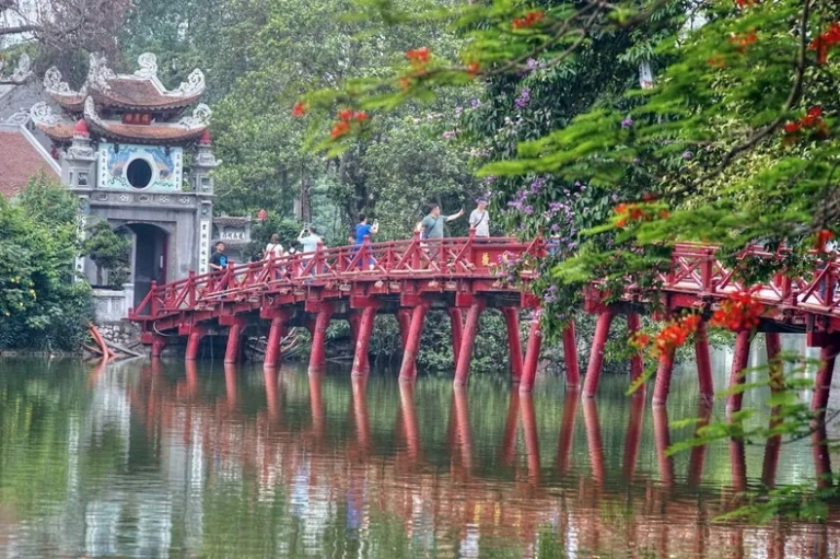 Đền Ngọc Sơn và vẻ đẹp nghệ thuật đậm chất đất kinh kỳ