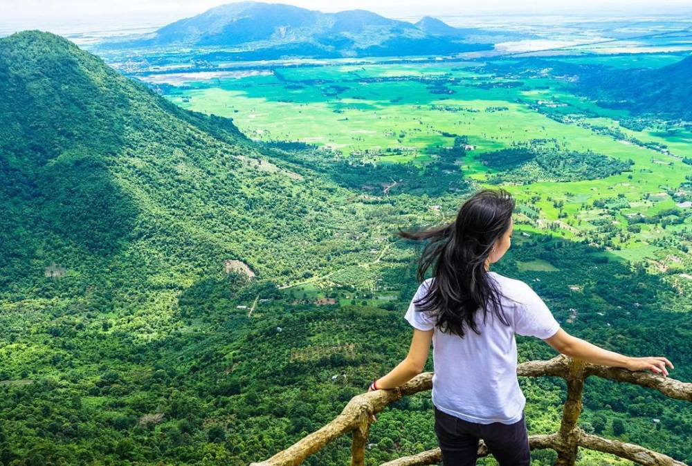 Đi bộ trên đường đi bộ lên núi cấm bao nhiều km tuyệt vời