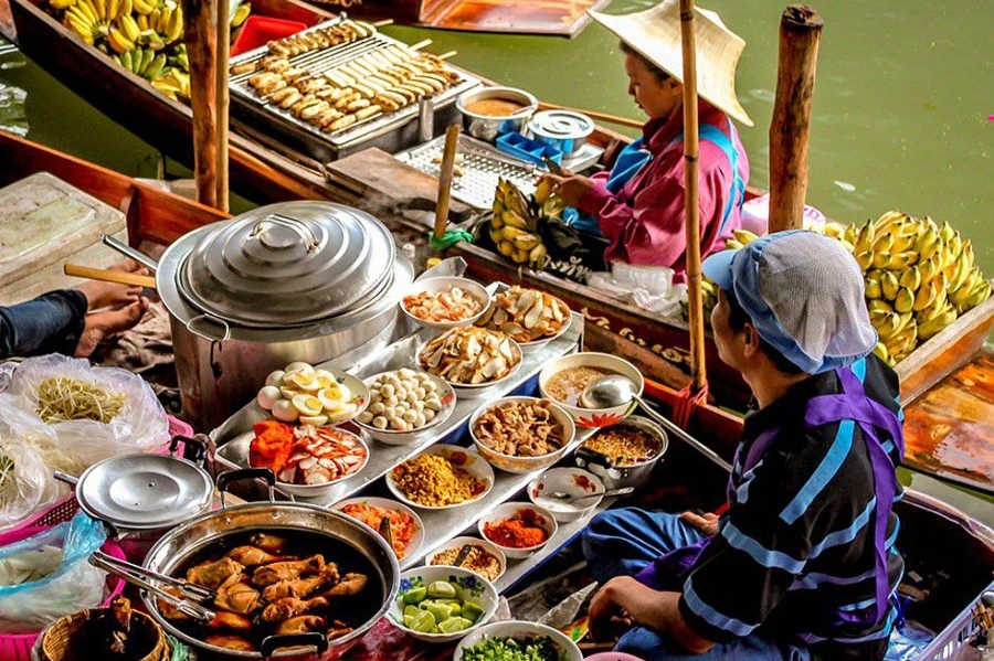 Đi chợ nổi Cà Mau là trải nghiệm khó quên khi du lịch.