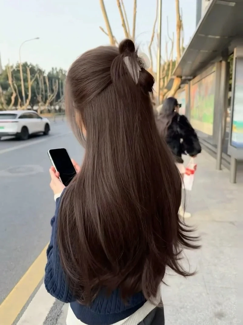 Đổi vibe với tóc nâu socola phong cách mới